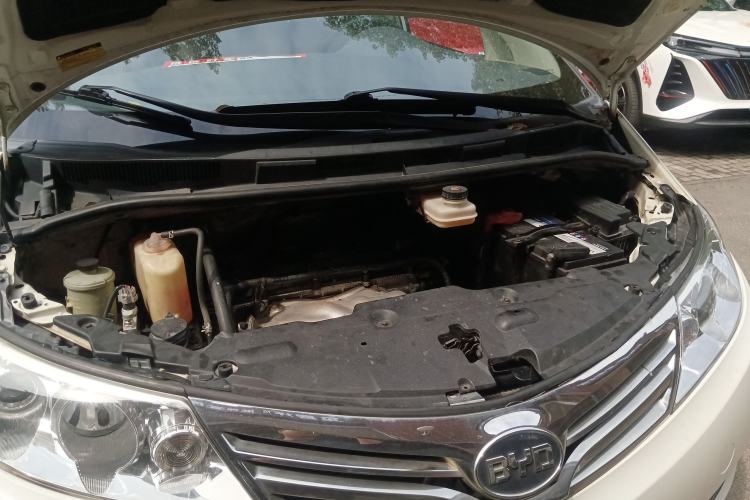 Used BYD M6 2015 2.4L Automatic Prestige Edition Engine Bay