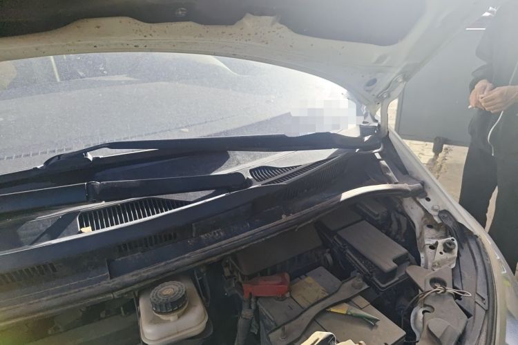 Used BYD M6 2015 2.4L Automatic Prestige Edition Engine Bay Left