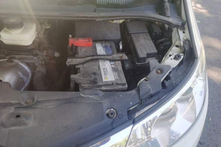 Used BYD M6 2015 2.4L Automatic Prestige Edition Engine Bay Left