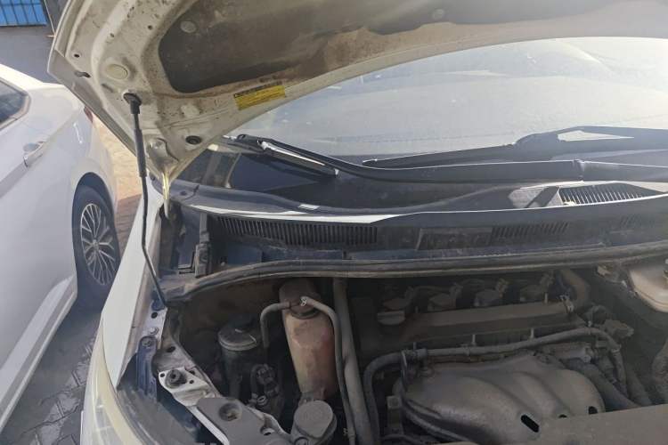 Used BYD M6 2015 2.4L Automatic Prestige Edition Engine Bay Right