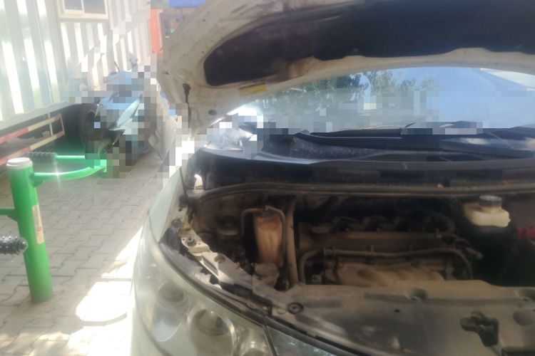 Used BYD M6 2015 2.4L Automatic Prestige Edition Engine Bay Right