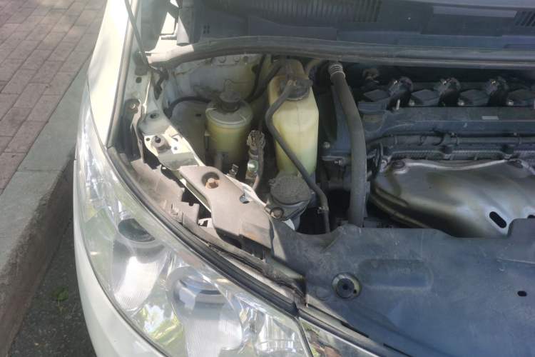 Used BYD M6 2015 2.4L Automatic Prestige Edition Engine Bay Right