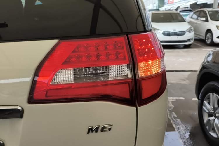 Used BYD M6 2015 2.4L Automatic Prestige Edition Exterior 3