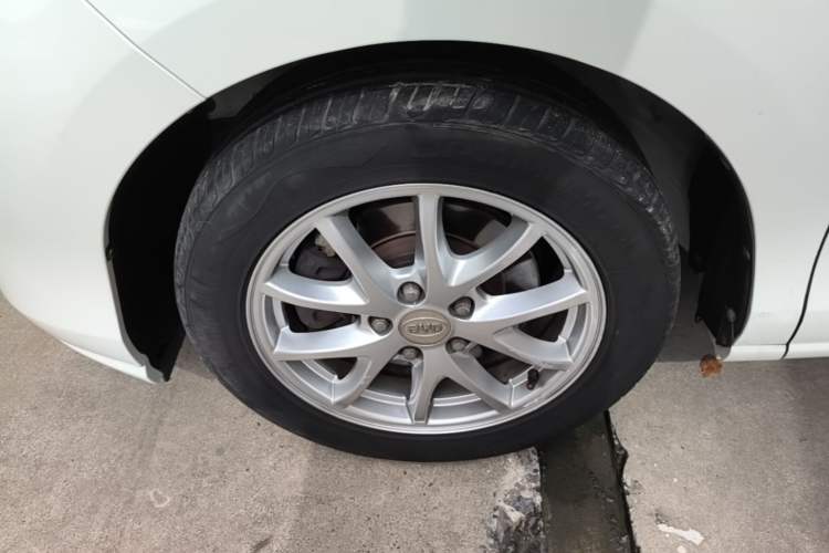 Used BYD M6 2015 2.4L Automatic Prestige Edition Exterior 4