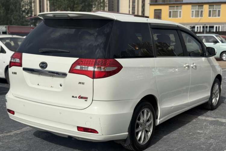 Used BYD M6 2015 2.4L Automatic Prestige Edition Exterior 5