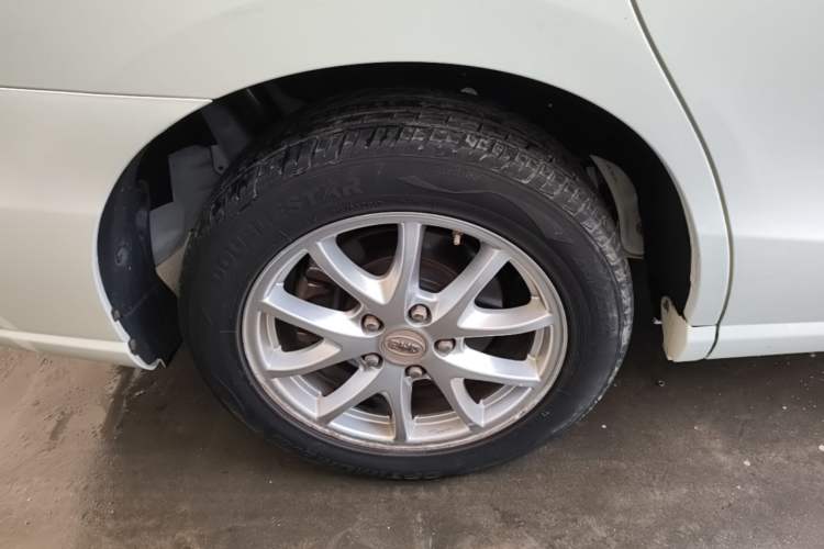 Used BYD M6 2015 2.4L Automatic Prestige Edition Exterior 5