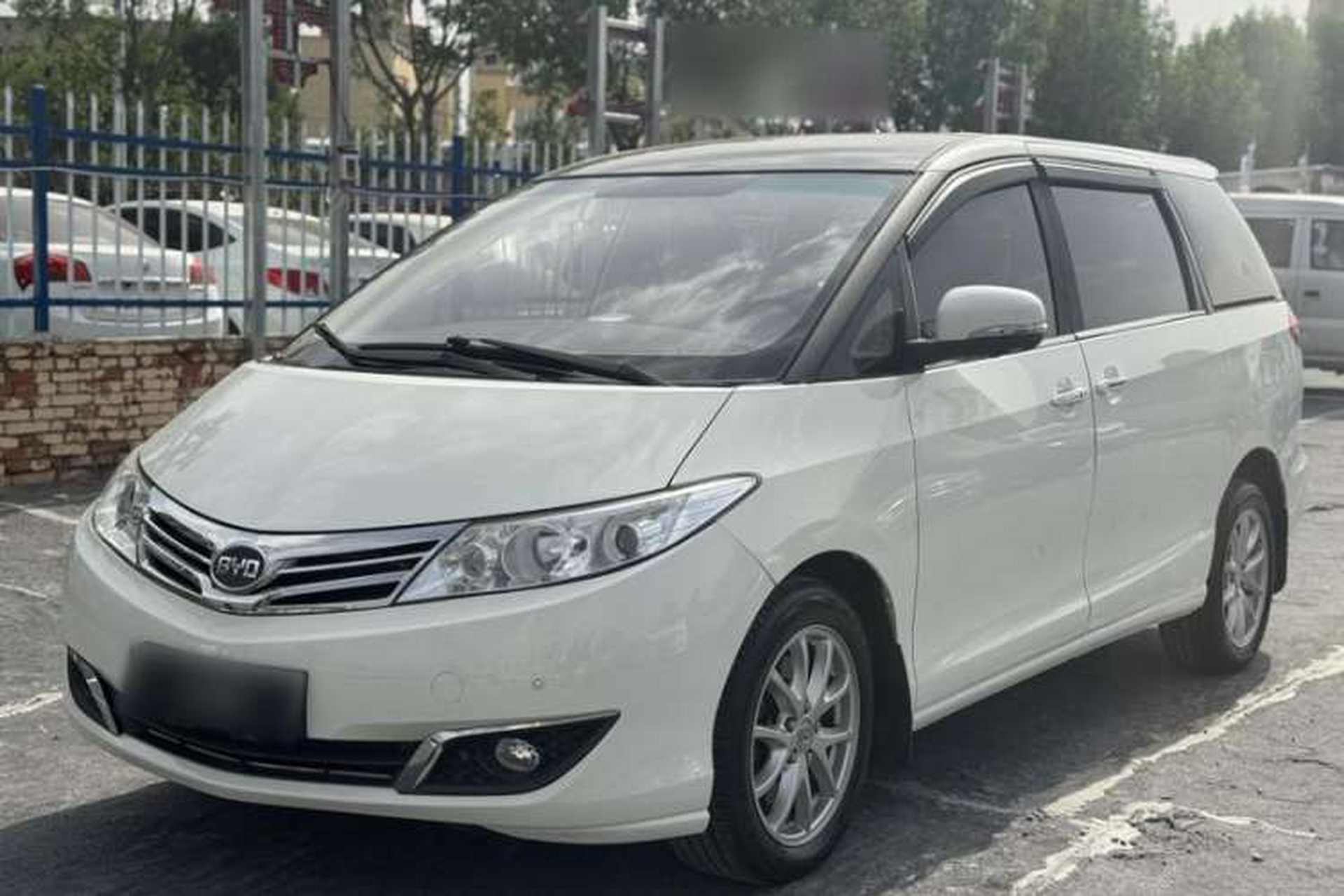 Used BYD M6 2015 2.4L Automatic Prestige Edition Front Left 45 Deg