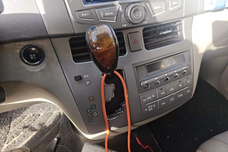 Used BYD M6 2015 2.4L Automatic Prestige Edition Gear Lever