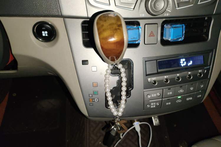 Used BYD M6 2015 2.4L Automatic Prestige Edition Gear Lever