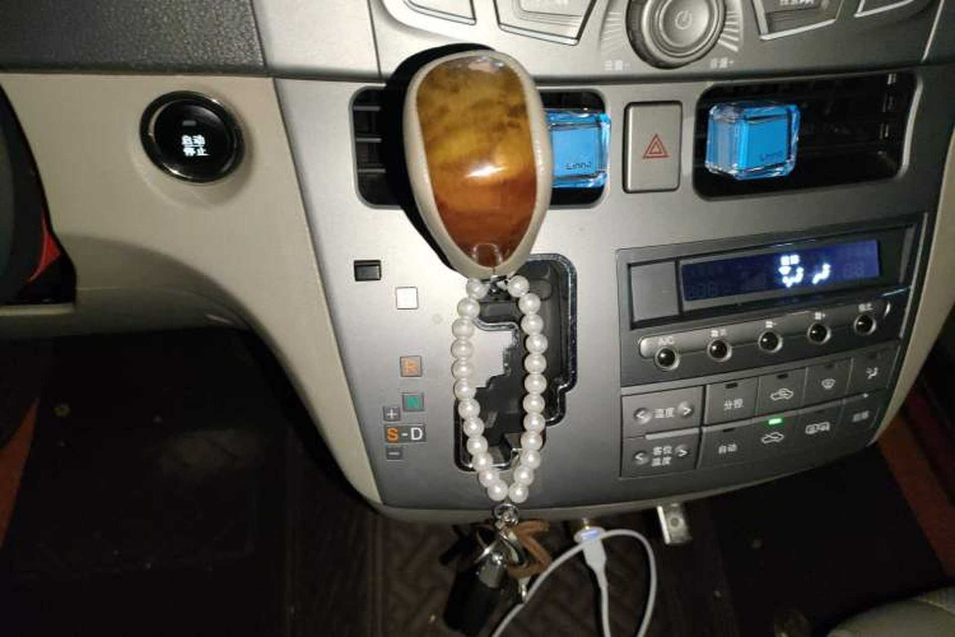Used BYD M6 2015 2.4L Automatic Prestige Edition Gear Lever