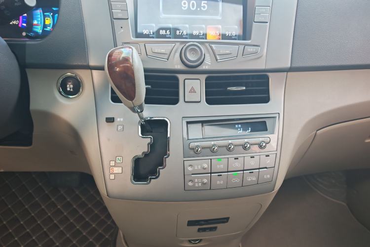 Used BYD M6 2015 2.4L Automatic Prestige Edition Gear Lever