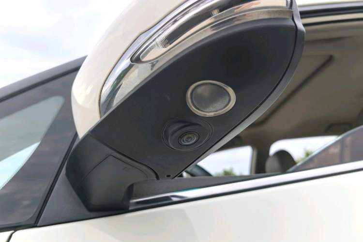 Used BYD M6 2015 2.4L Automatic Prestige Edition Interior 1