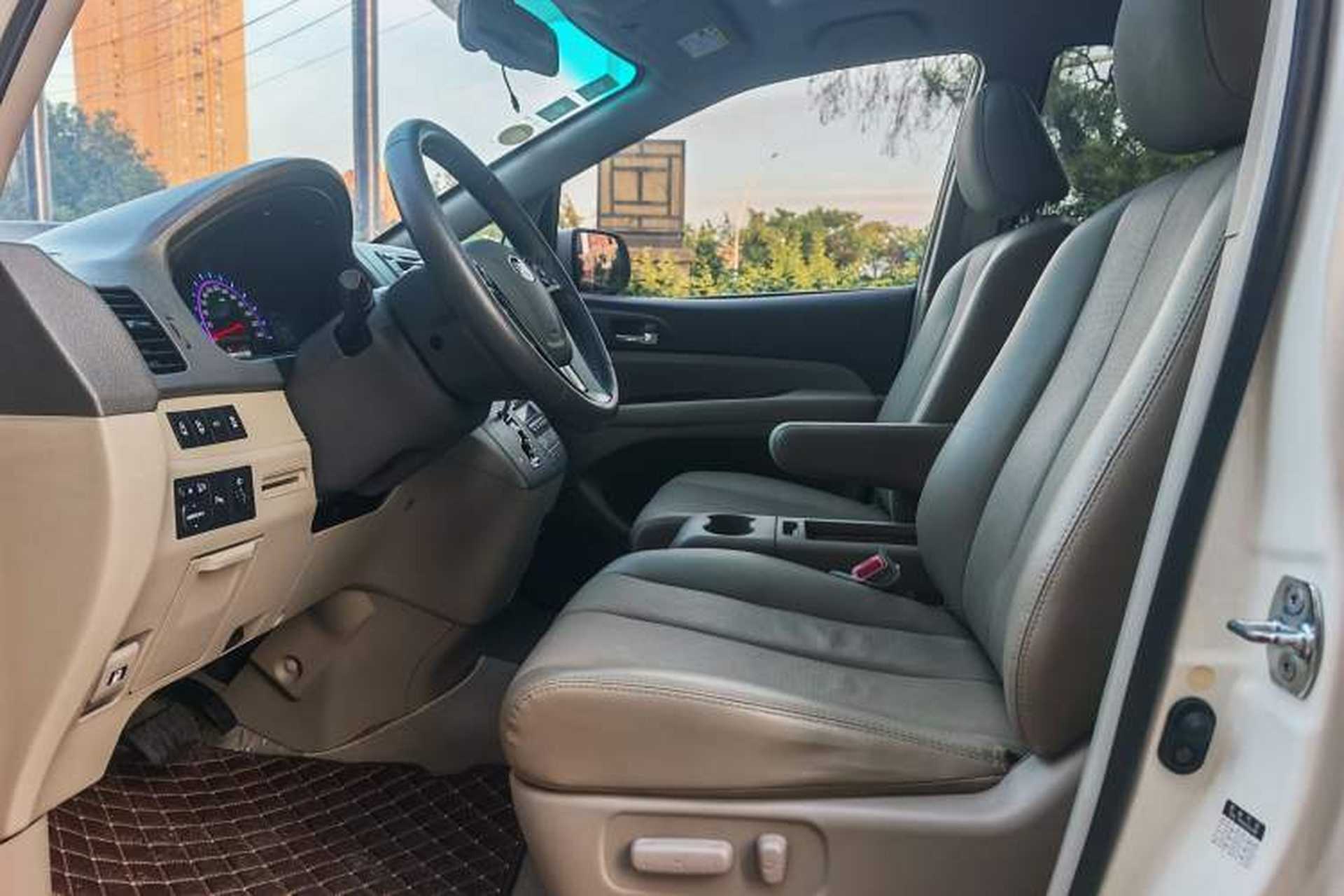 Used BYD M6 2015 2.4L Automatic Prestige Edition Interior 1