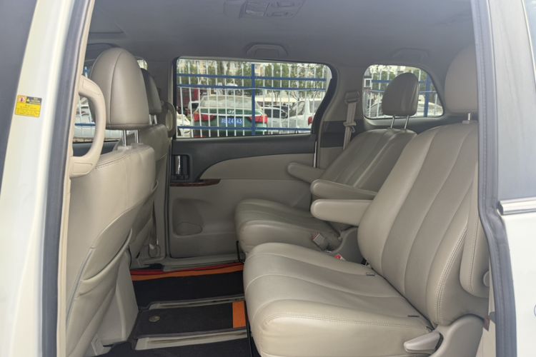 Used BYD M6 2015 2.4L Automatic Prestige Edition Interior 2
