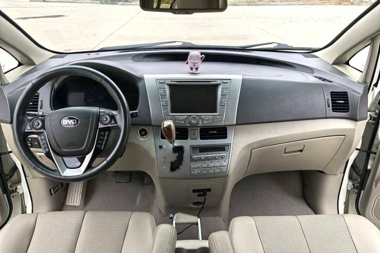 Used BYD M6 2015 2.4L Automatic Prestige Edition Interior 2