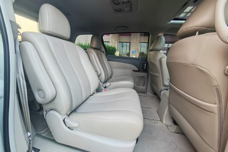 Used BYD M6 2015 2.4L Automatic Prestige Edition Interior 2