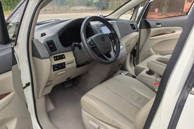 Used BYD M6 2015 2.4L Automatic Prestige Edition Interior 3