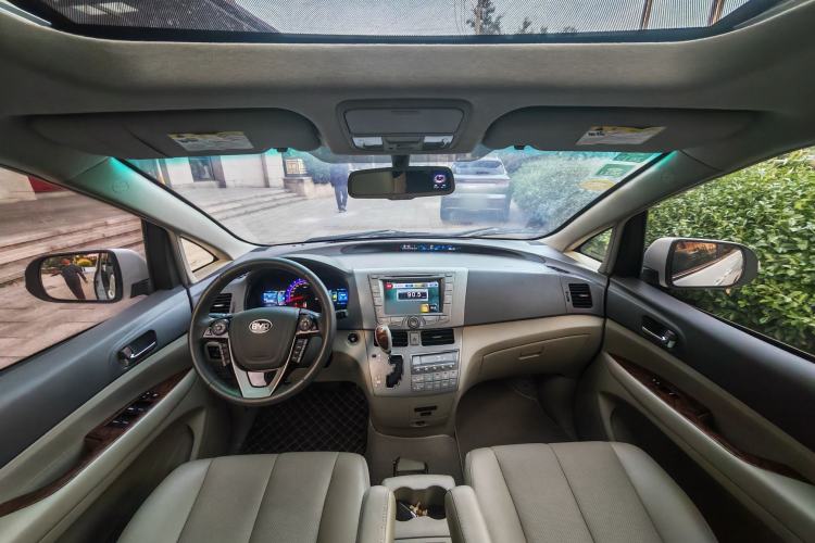 Used BYD M6 2015 2.4L Automatic Prestige Edition Interior 3
