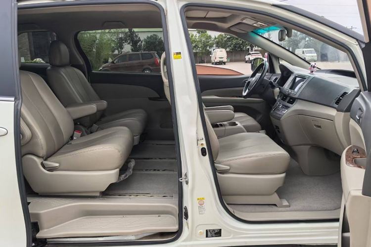 Used BYD M6 2015 2.4L Automatic Prestige Edition Interior 7