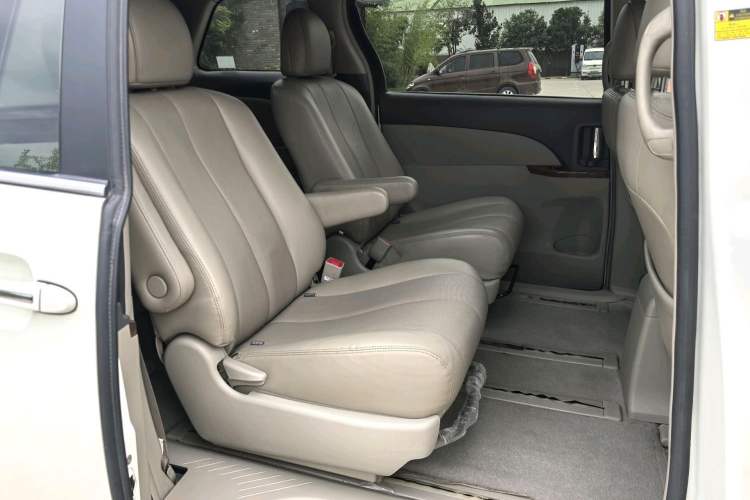 Used BYD M6 2015 2.4L Automatic Prestige Edition Interior 8