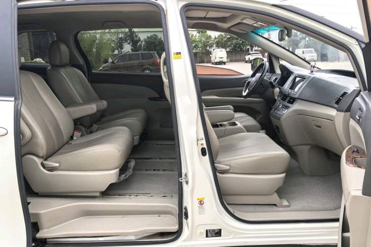Used BYD M6 2015 2.4L Automatic Prestige Edition Interior 9