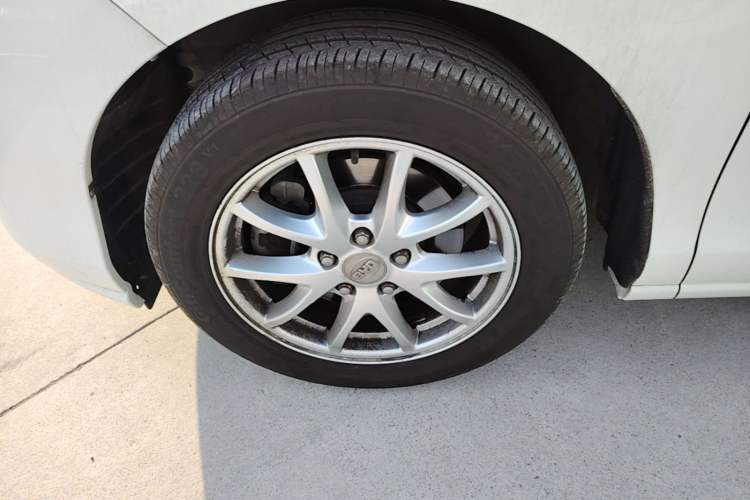 Used BYD M6 2015 2.4L Automatic Prestige Edition Left Front Wheel Hub