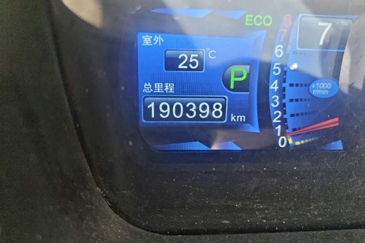 Used BYD M6 2015 2.4L Automatic Prestige Edition Odometer Close Up