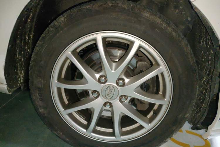 Used BYD M6 2015 2.4L Automatic Prestige Edition Right Front Wheel Hub