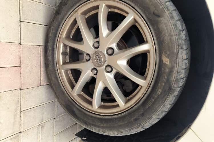 Used BYD M6 2015 2.4L Automatic Prestige Edition Right Front Wheel Hub
