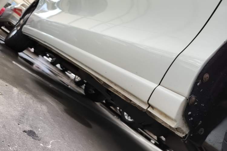 Used BYD M6 2015 2.4L Automatic Prestige Edition Right Side Sill