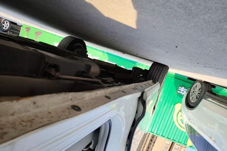 Used BYD M6 2015 2.4L Automatic Prestige Edition Right Side Sill