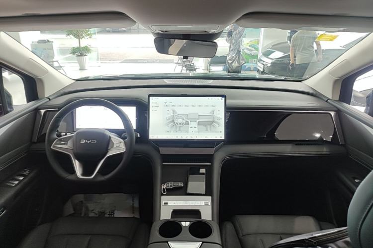 Used BYD M9 2025 1060 Navigation Edition Center Console