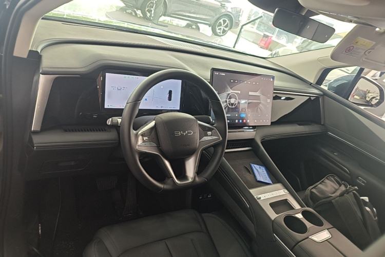 Used BYD M9 2025 1060 Navigation Edition Center Console