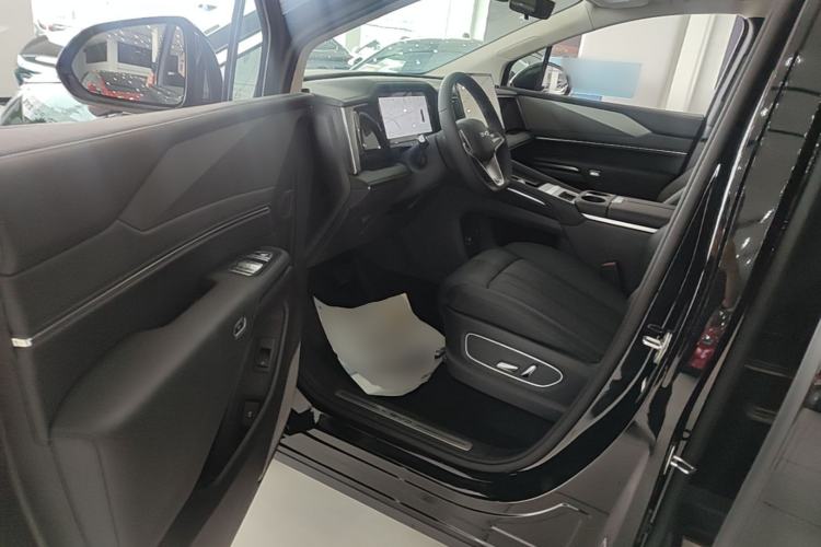 Used BYD M9 2025 1060 Navigation Edition Driver Seat