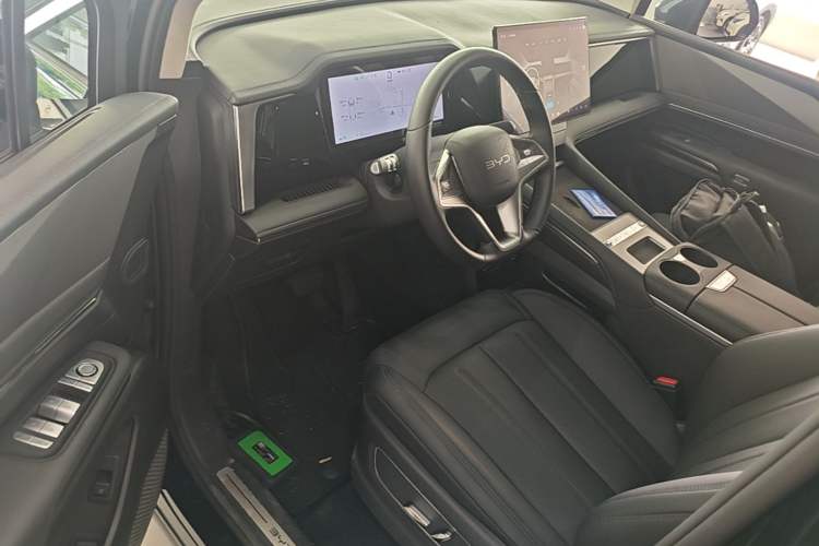 Used BYD M9 2025 1060 Navigation Edition Driver Seat