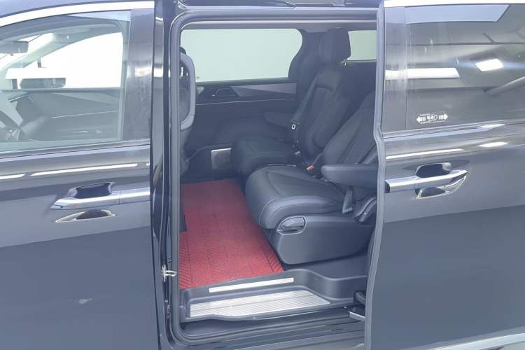 Used BYD M9 2025 1060 Navigation Edition Interior 4