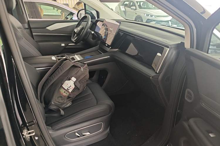 Used BYD M9 2025 1060 Navigation Edition Right Front Seat