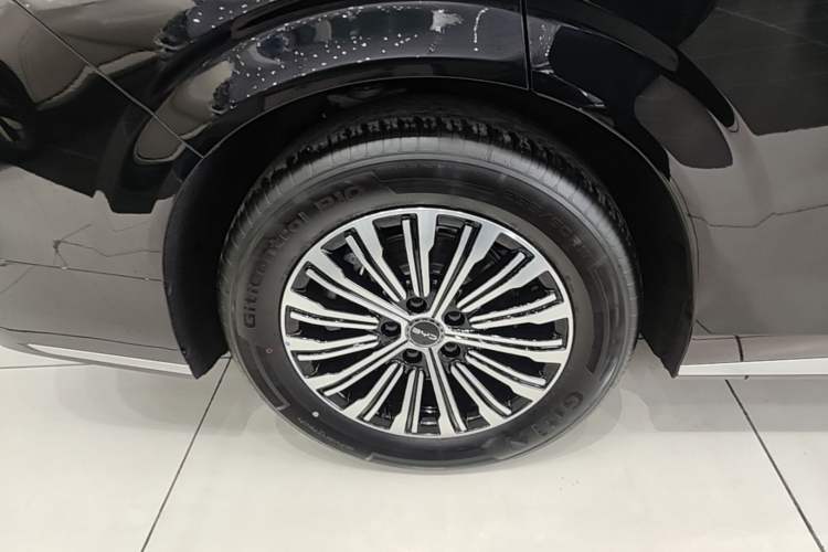 Used BYD M9 2025 1060 Navigation Edition Right Rear Wheel Hub