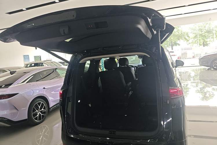 Used BYD M9 2025 1060 Navigation Edition Trunk