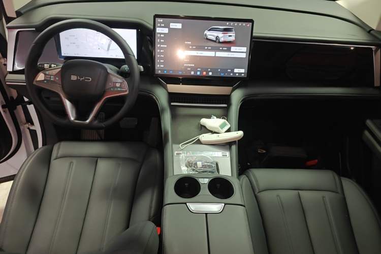 Used BYD M9 2025 1060 Navigation Edition Center Console