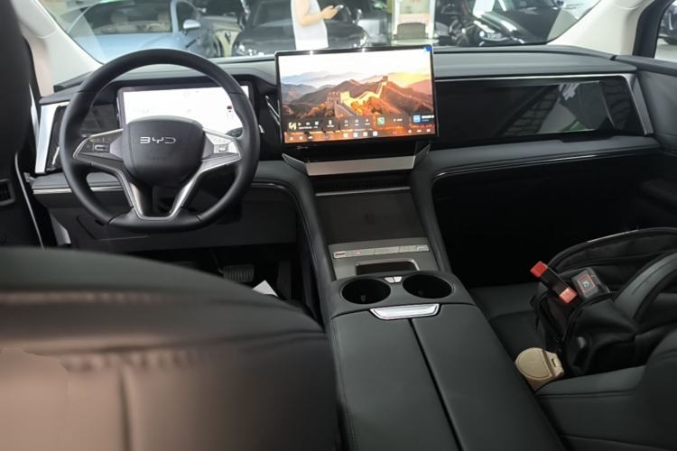 Used BYD M9 2025 1060 Navigation Edition Center Console