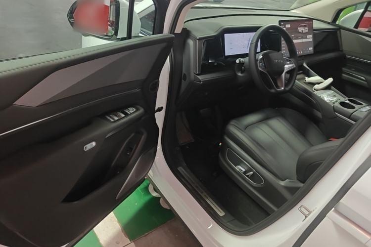 Used BYD M9 2025 1060 Navigation Edition Driver Seat