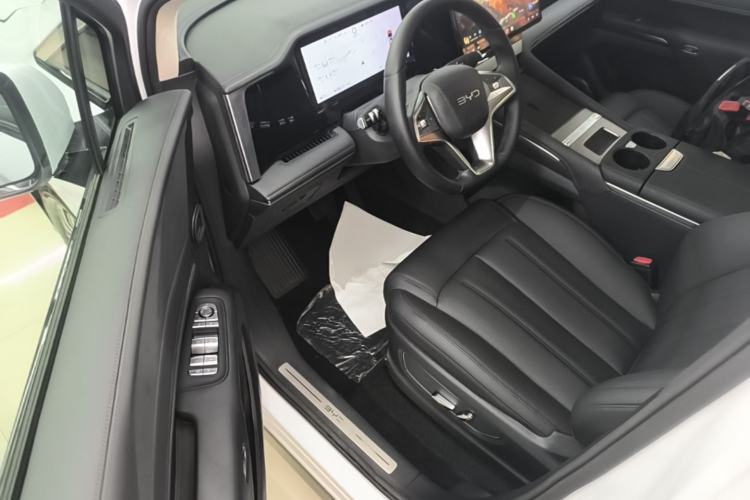 Used BYD M9 2025 1060 Navigation Edition Driver Seat