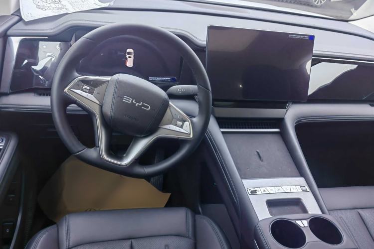 Used BYD M9 2025 1060 Navigation Edition Interior 1