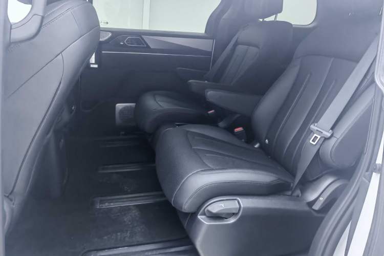 Used BYD M9 2025 1060 Navigation Edition Interior 3
