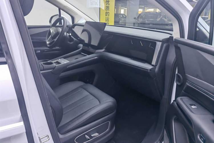 Used BYD M9 2025 1060 Navigation Edition Interior 4
