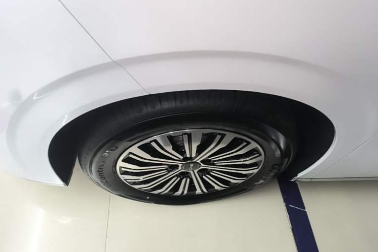 Used BYD M9 2025 1060 Navigation Edition Left Front Wheel Hub