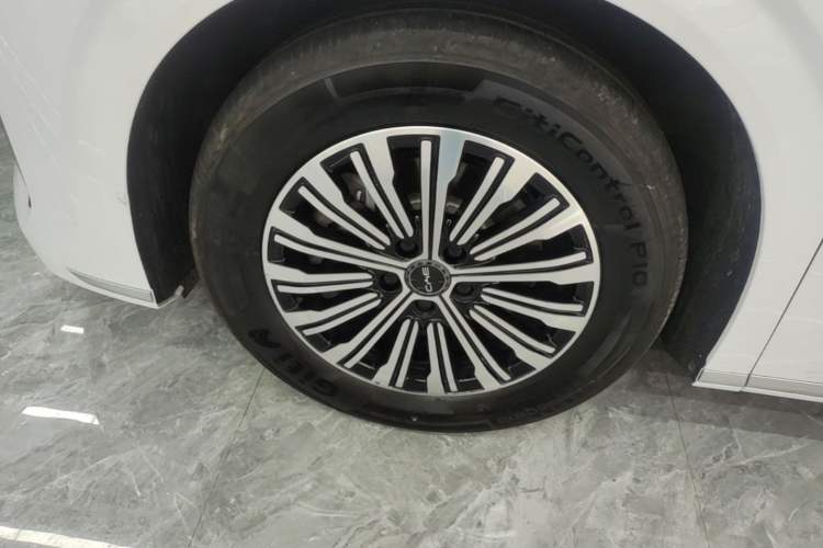 Used BYD M9 2025 1060 Navigation Edition Left Front Wheel Hub