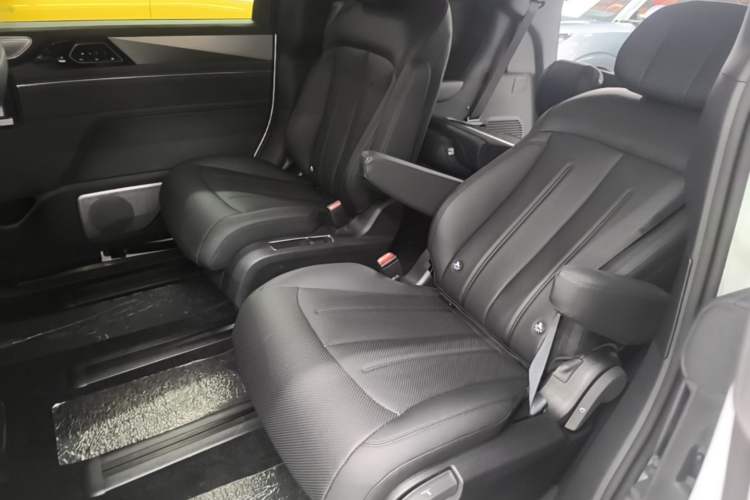 Used BYD M9 2025 1060 Navigation Edition Left Rear Seat