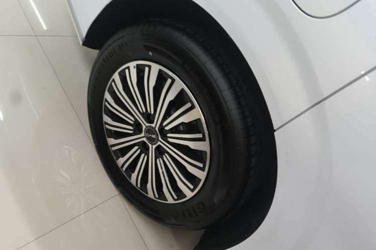 Used BYD M9 2025 1060 Navigation Edition Right Rear Wheel Hub